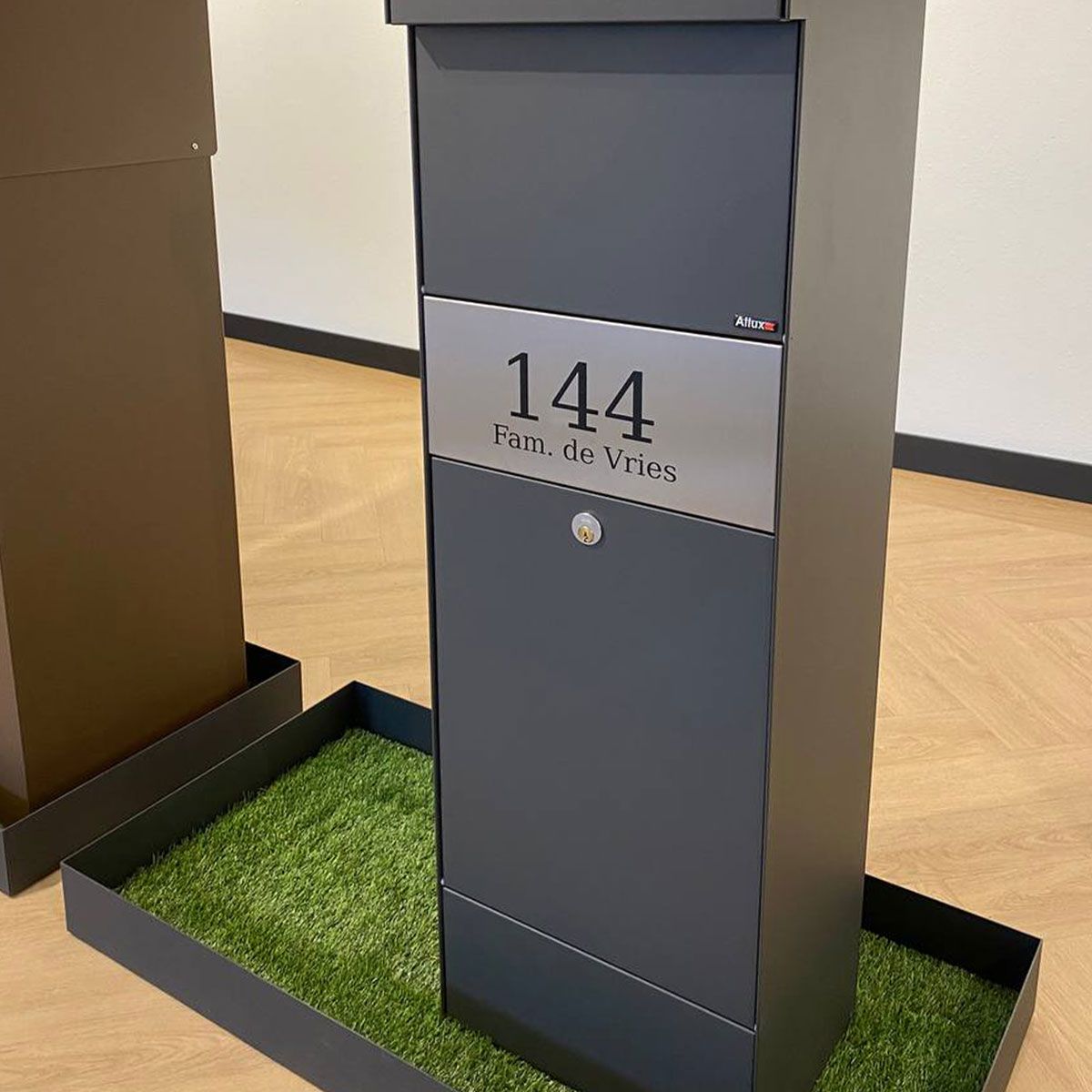 Huiscijfer en naam op Allux en Stoer! brievenbussen incl. beplakken