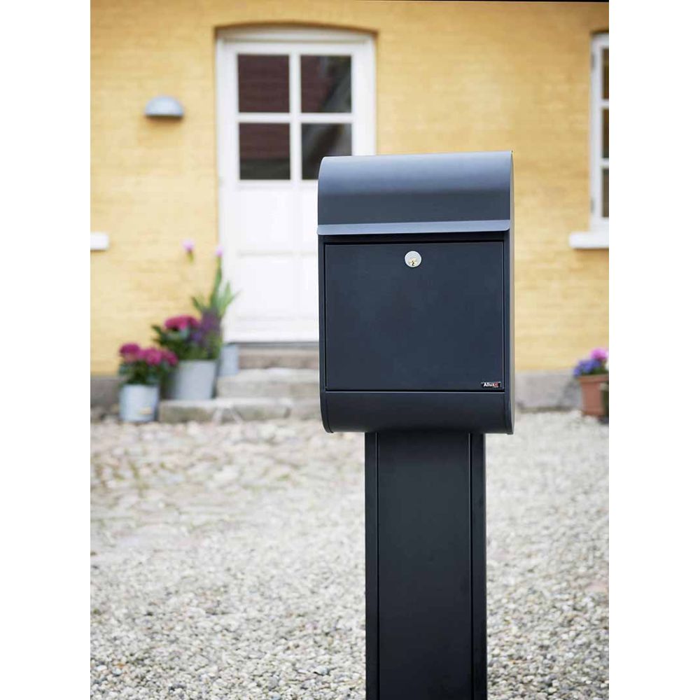 Allux 8900 brievenbus met paal 1001 staal - zwart