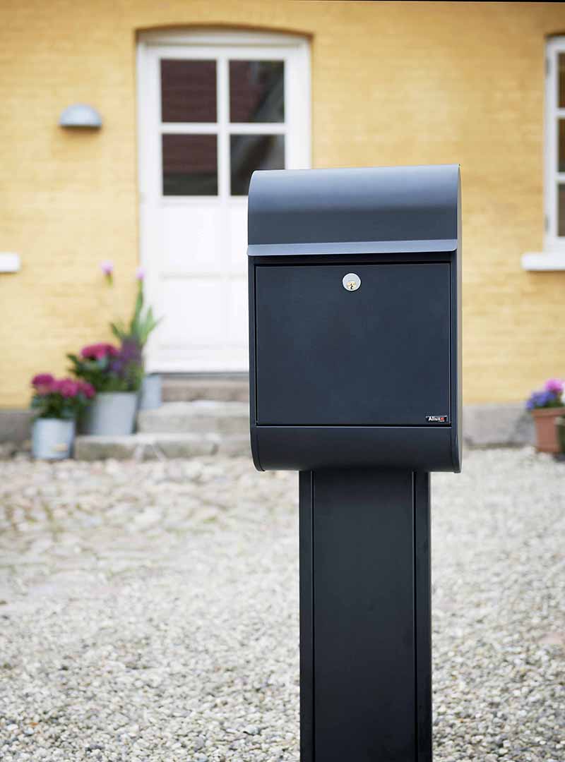 Allux 8900 brievenbus met paal 1001 staal - zwart
