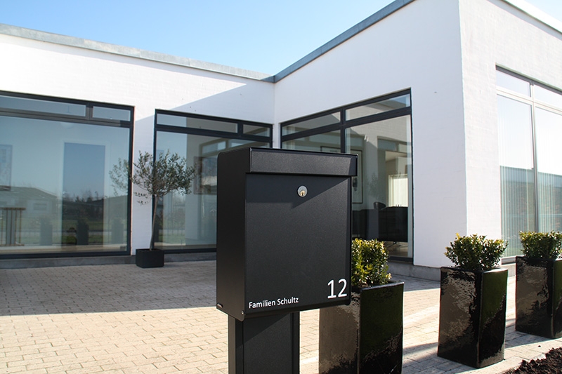 Allux Grundform design brievenbus met paal 1001 staal - zwart