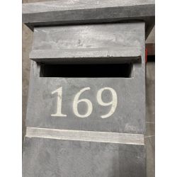 Basic graveren van huisnummer in natuursteen brievenbus