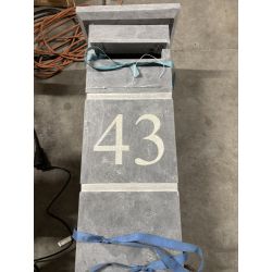 Basic graveren van huisnummer in natuursteen brievenbus