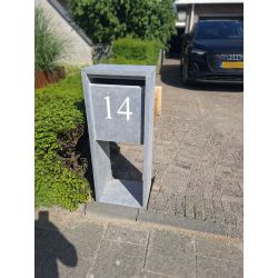 Basic graveren van huisnummer in natuursteen brievenbus