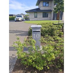 Basic graveren van huisnummer in natuursteen brievenbus